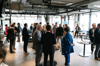 Menschen in Businesskleidung unterhalten sich
